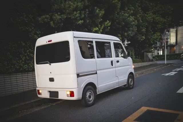 葛西エリアを走行する軽貨物運送トラックと、効率的な配送ルート